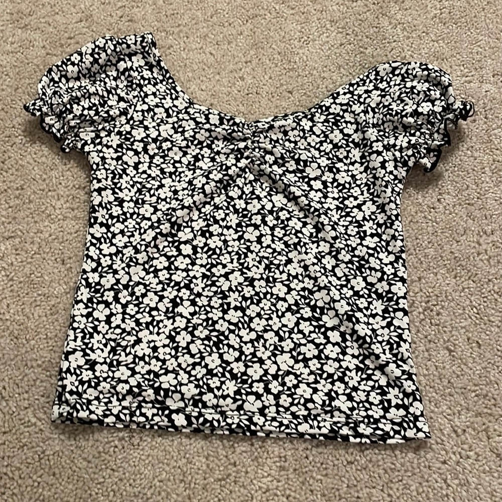 Black and white flower top